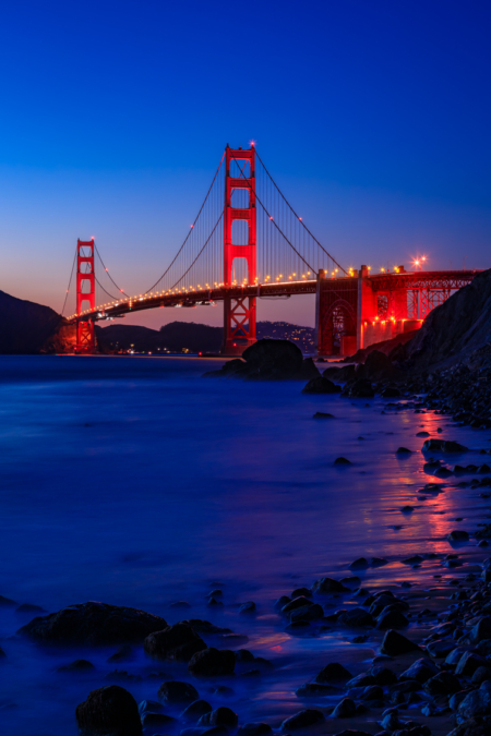 De Golden Gate Bridge in San Francisco in de schemering